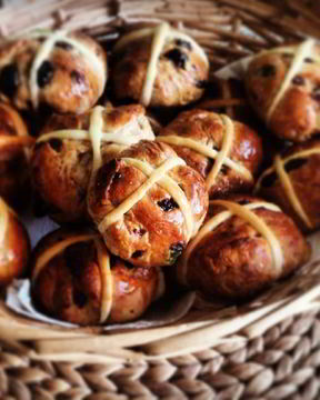 Английские пасхальные булочки