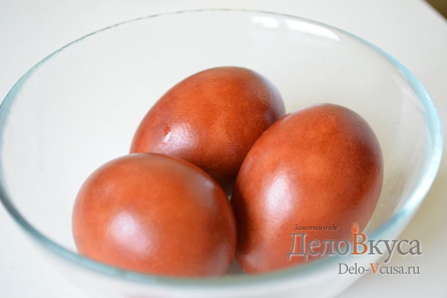 Рецепт красим пасхальные яйца в цвет охра в луковой шелухе