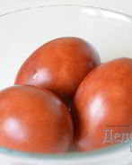 Красим пасхальные яйца в цвет охра в луковой шелухе