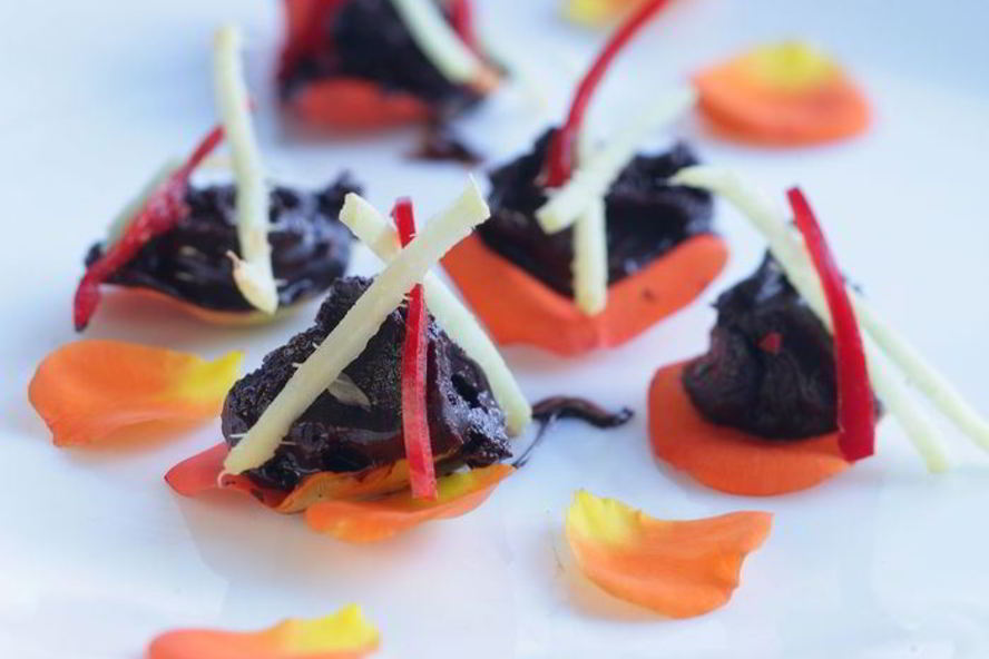 Рецепт шоколад с имбирем на розовых лепестках