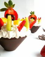 Шоколадные корзинки со взбитыми сливками, фруктами и ягодой