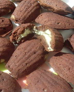 Шоколадные мадлен с кокосовой начинкой