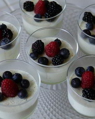 Сливочный пудинг со свежими ягодами