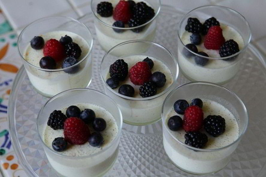 Рецепт сливочный пудинг со свежими ягодами