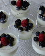 Сливочный пудинг со свежими ягодами