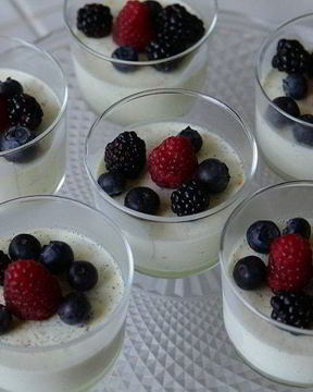 Сливочный пудинг со свежими ягодами