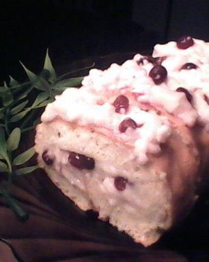 Бисквитный рулет с брусничным суфле