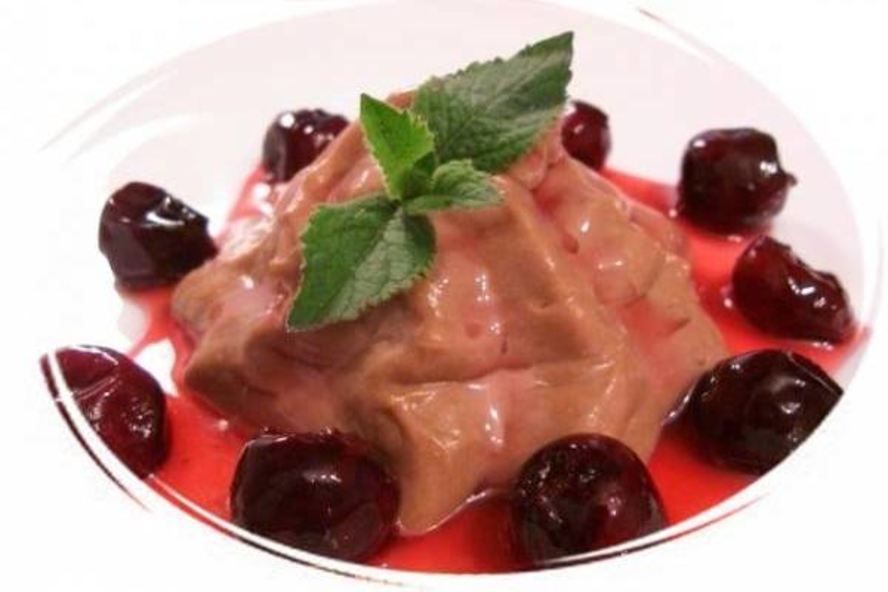 Рецепт быстрое шоколадное суфле с вишневым соусом