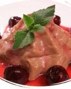 Быстрое шоколадное суфле с вишневым соусом