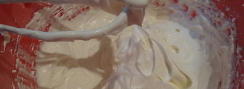 рулет из шоколадного суфле с малиной. Шаг 11