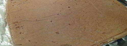 рулет из шоколадного суфле с малиной. Шаг 14