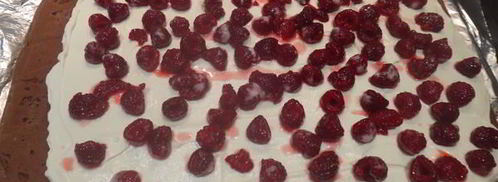 рулет из шоколадного суфле с малиной. Шаг 15