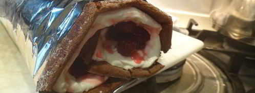 рулет из шоколадного суфле с малиной. Шаг 16