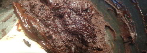 рулет из шоколадного суфле с малиной. Шаг 3