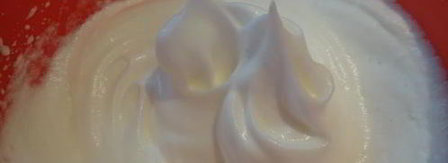 рулет из шоколадного суфле с малиной. Шаг 5