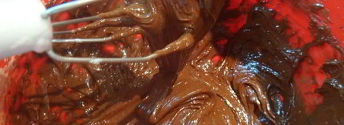 рулет из шоколадного суфле с малиной. Шаг 6