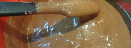 рулет из шоколадного суфле с малиной. Шаг 7