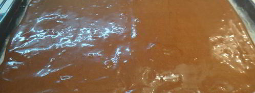 рулет из шоколадного суфле с малиной. Шаг 8