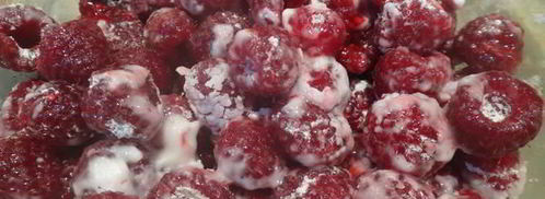 рулет из шоколадного суфле с малиной. Шаг 10