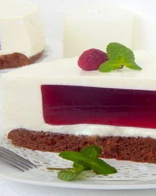 Сливочный торт-суфле с малиной