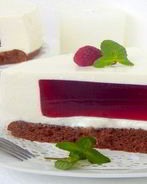 Сливочный торт-суфле с малиной