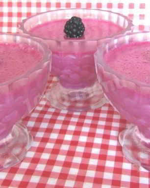 Суфле из ягод ежевики со сгущенным молоком