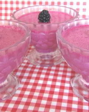 Суфле из ягод ежевики со сгущенным молоком