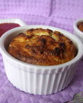 Творожное суфле с бананами и клубничным соусом