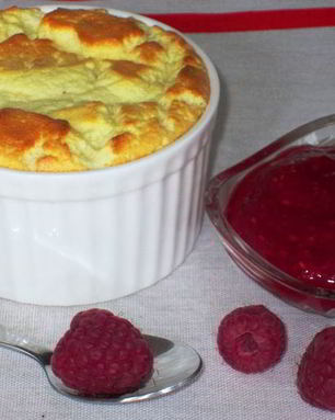Воздушное творожное суфле с малиновым соусом