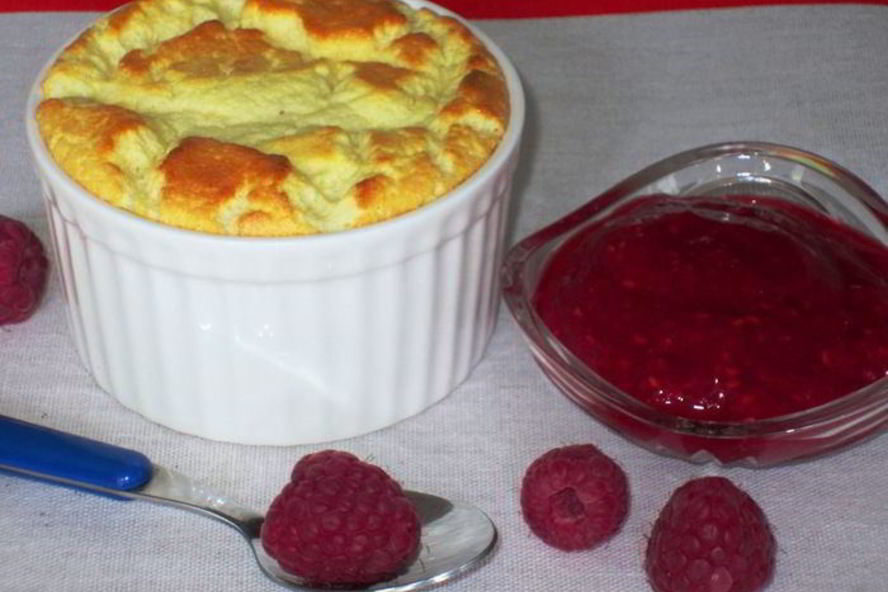 Рецепт воздушное творожное суфле с малиновым соусом