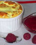 Воздушное творожное суфле с малиновым соусом