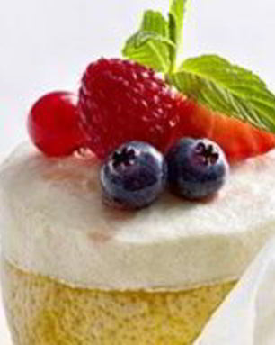 Замороженное лимонное суфле с маринованными ягодами