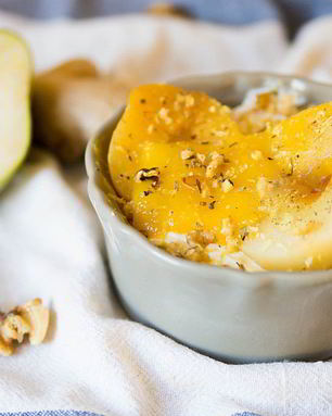 Вареная груша с манговым соусом