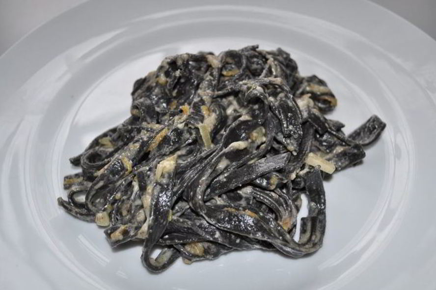 Рецепт черная итальянская лапша в грибном соусе