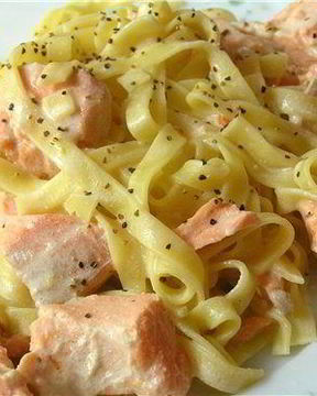 Домашняя лапша с лососевым соусом