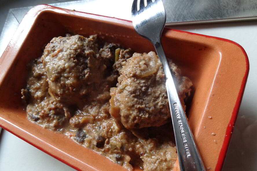 Рецепт фрикадели по-строгановски в яблочном сидре с грибами