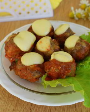 Фрикадельки под томатно-сырным соусом