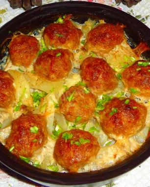 Фрикадельки с картошкой в духовке