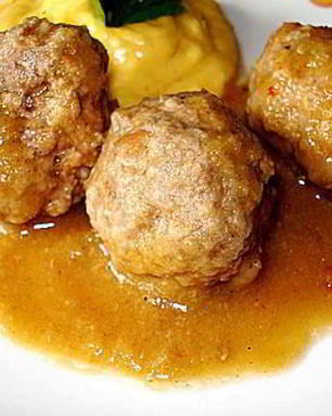 Фрикадельки в луковом соусе