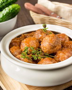 Фрикадельки в пикантном томатном соусе