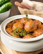 Фрикадельки в пикантном томатном соусе