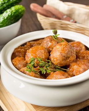 Фрикадельки в пикантном томатном соусе