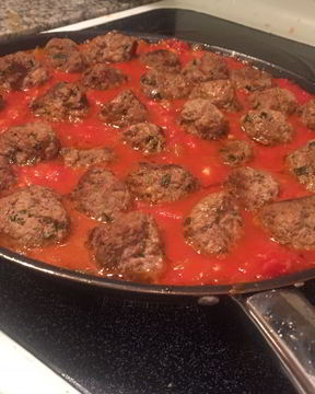 Фрикадельки в соусе из помидоров