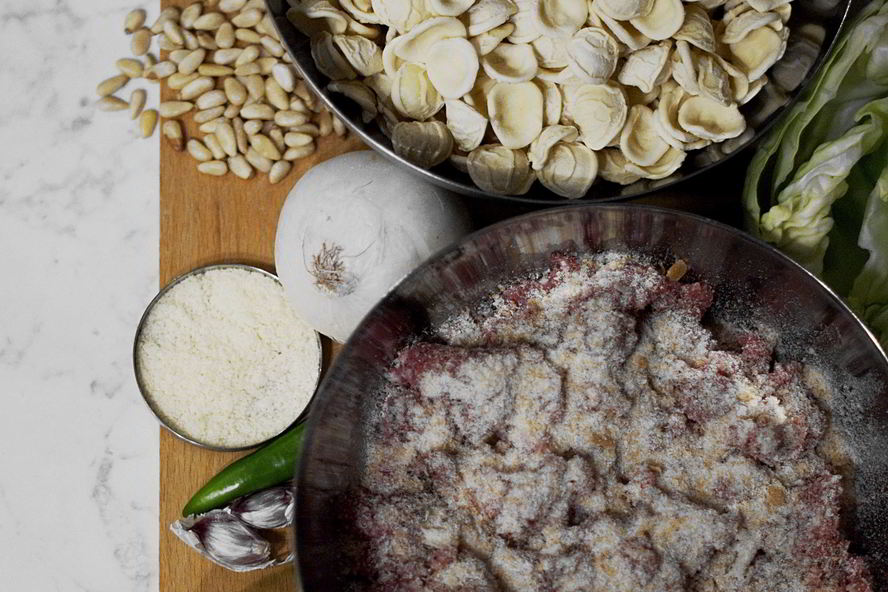 Рецепт изысканные ореккьете с фрикадельками, листовой капустой и кедровыми орешками