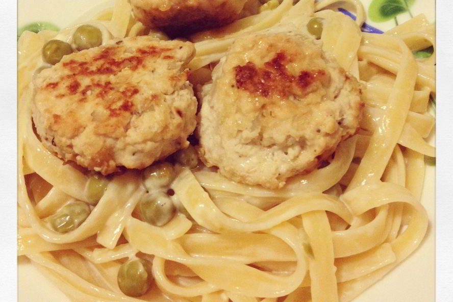 Рецепт куриные фрикадельки с пастой в сливочном соусе с зеленым горошком