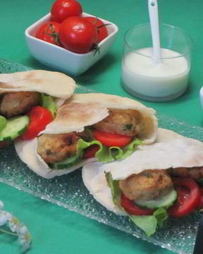 Пита с фрикадельками из нута фалафель