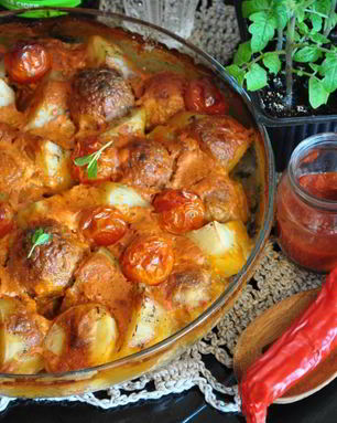 Запеченный картофель с фрикадельками