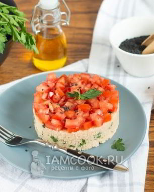 Гарнир из кускуса с помидором