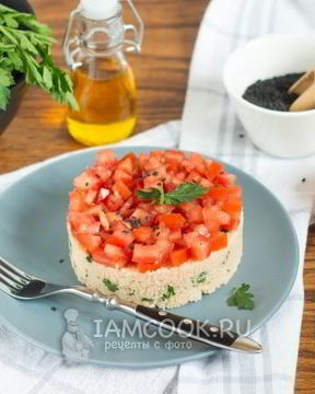 Гарнир из кускуса с помидором