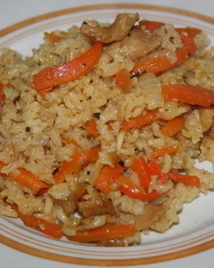 Бурый рис с овощами и соевым мясом